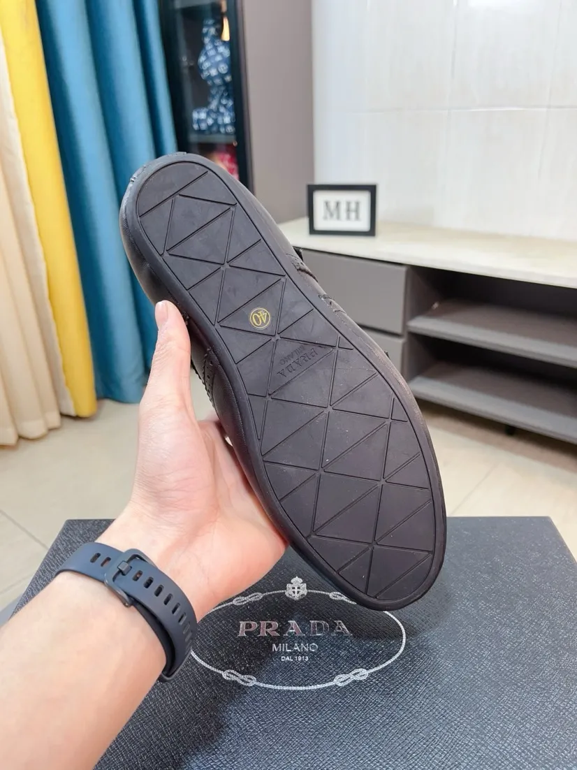 Men's shoes 💰560🌸🌸Men's shoes 💰prada/Prada New men's spliced ​​casual sports shoes. These sports shoes use exquisite stitching technology to outline a unique geometric texture, and contemporary lines and details reinterpret the classic sports style. The upper is made of ultra-official material, and the inner foot pad is made of cow leather. It is light and breathable, practical and versatile, and the outsole has a laser logo to create a comfortable wearing experience. Comes with full set of original packaging dust bag! Size: 38-44 (45 customized)